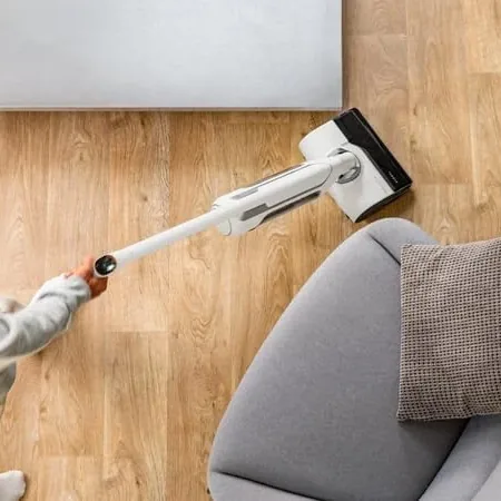 Rowenta X-Clean 10 utilisé à plat sous un canapé