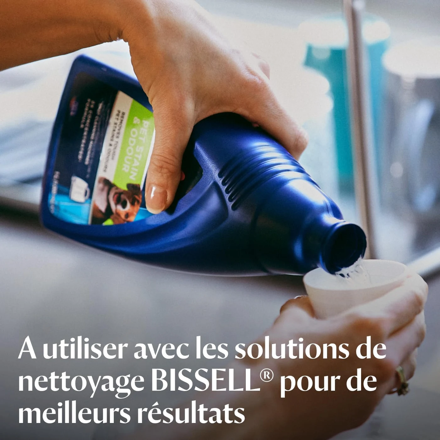 Dosage de la formule nettoyante BISSELL avant le remplissage