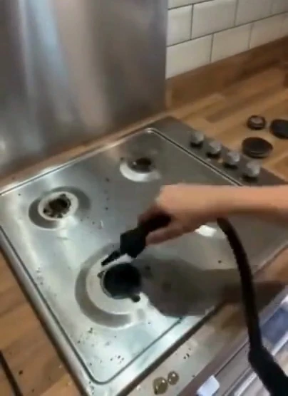 Brosse et flexible autour du relief d’une plaque de cuisson. Image extraite de la vidéo fournie.